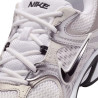Sabatilles esportives Nike V5 RNR d'home blanques i platejades amb detalls negres