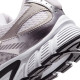 Zapatillas deportivas Nike V5 RNR de hombre blancas y plateadas con detalles negros - Querol online