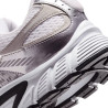 Sabatilles esportives Nike V5 RNR d'home blanques i platejades amb detalls negres