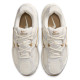 Sabatilles esportives Nike V5 RNR de dona blanques i beix amb detalls daurats - Querol online