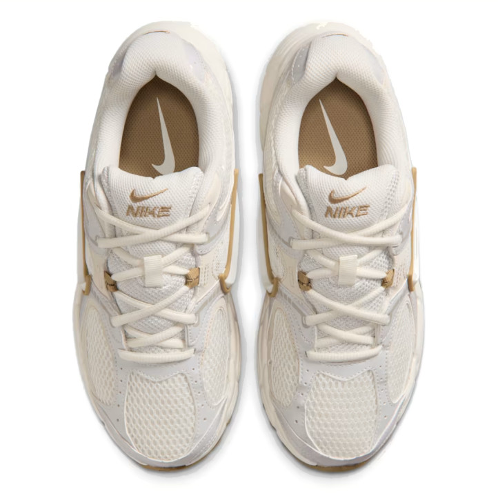 Zapatillas deportivas Nike V5 RNR de mujer blancas y beige con detalles dorados - Querol online