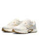 Zapatillas deportivas Nike V5 RNR de mujer blancas y beige con detalles dorados - Querol online