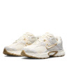 Sabatilles esportives Nike V5 RNR de dona blanques i beix amb detalls daurats