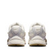 Sabatilles esportives Nike V5 RNR de dona blanques i beix amb detalls daurats - Querol online