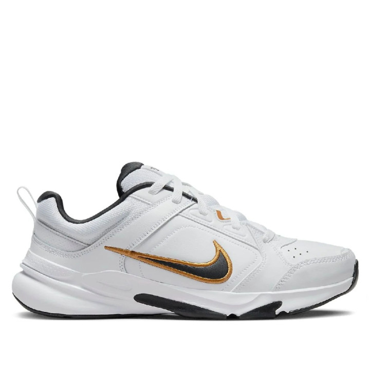Zapatillas deportivas Nike Defy All Day de hombre blancas con detalles negros y dorados - Querol online