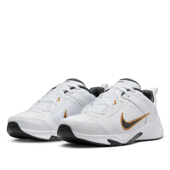 Zapatillas deportivas Nike Defy All Day de hombre blancas con detalles negros y dorados - Querol online