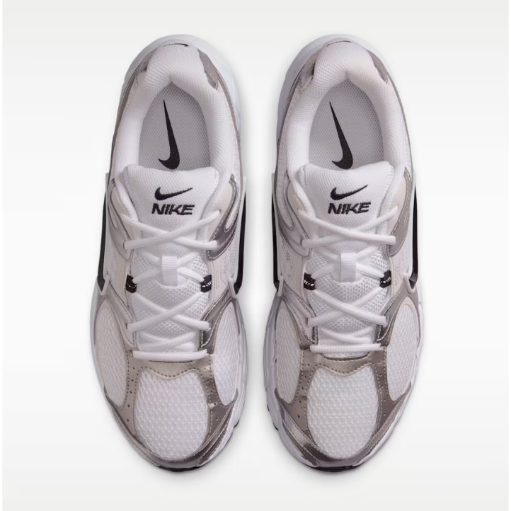Sabatilles esportives Nike V5 RNR d'home blanques i platejades amb detalls negres - Querol online