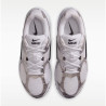 Sabatilles esportives Nike V5 RNR d'home blanques i platejades amb detalls negres