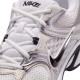 Sabatilles esportives Nike V5 RNR d'home blanques i platejades amb detalls negres - Querol online