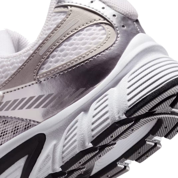 Sabatilles esportives Nike V5 RNR d'home blanques i platejades amb detalls negres - Querol online