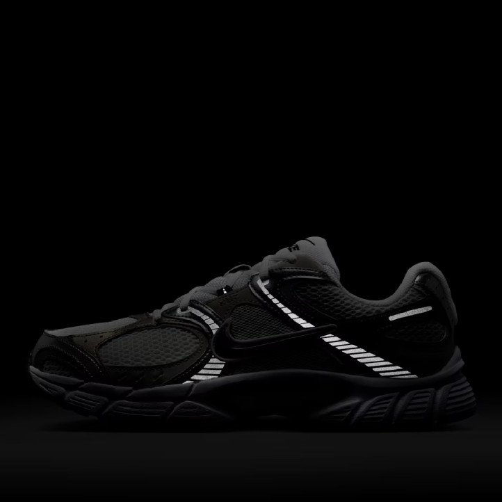 Sabatilles esportives Nike V5 RNR d'home blanques i platejades amb detalls negres - Querol online