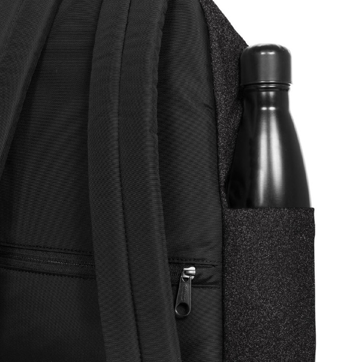 Mochila Eastpak Day Pak'r negra con acabado brillante y portabotellas - Querol online