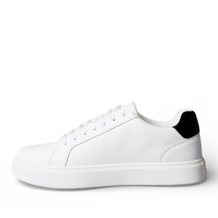 Zapatos sport Calvin Klein CK Baseline de hombre blancas de piel con detalles negros - Querol online
