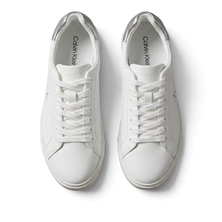 Zapatillas Calvin Klein de mujer blancas de piel con detalle plateado - Querol online