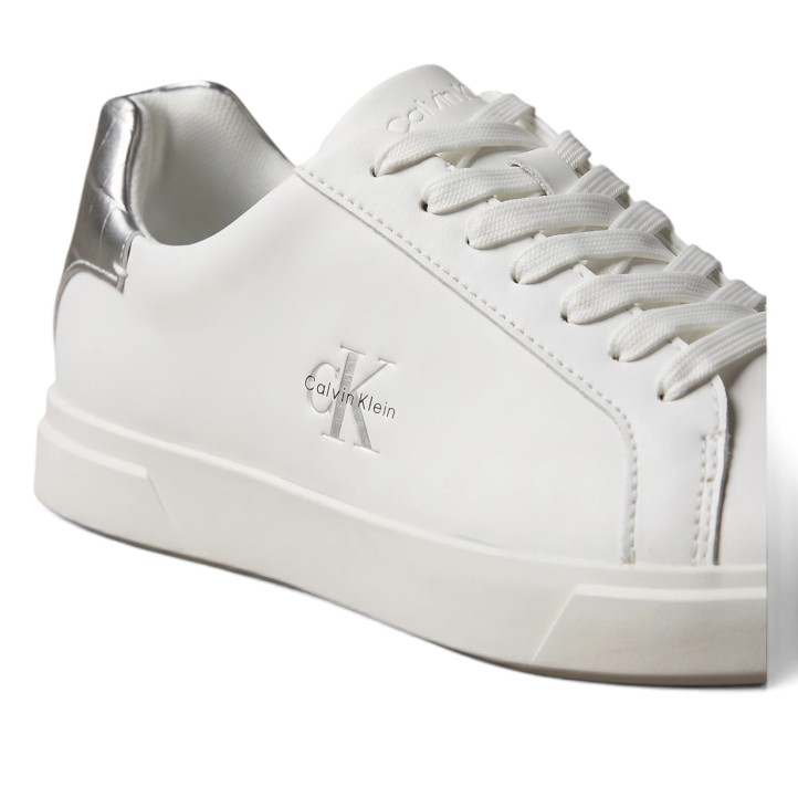 Zapatillas Calvin Klein de mujer blancas de piel con detalle plateado - Querol online