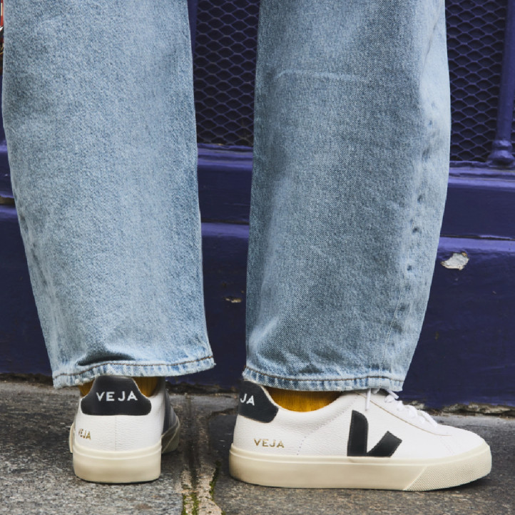 Zapatillas VEJA Campo de mujer blancas con detalles negros - Querol online