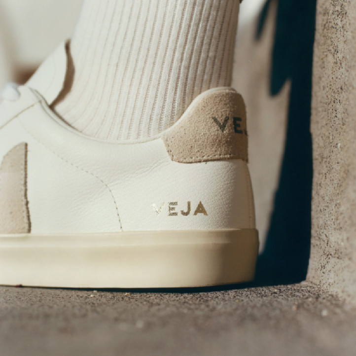 Zapatillas VEJA Campo de mujer blancas de piel con detalles beige - Querol online