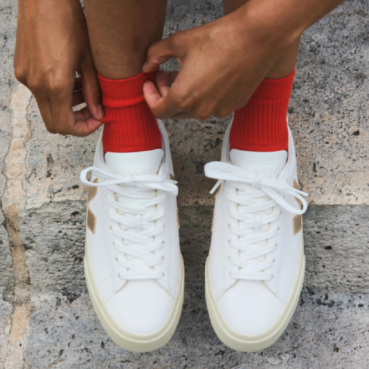 Zapatillas VEJA Campo de mujer blancas de piel con detalles dorados - Querol online