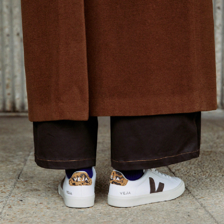 Sabatilles VEJA Campo de dona blanques de pell amb detalls marrons i animal print - Querol online