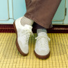 Zapatillas VEJA Volley de mujer blancas de piel con detalles beige y suela marrón