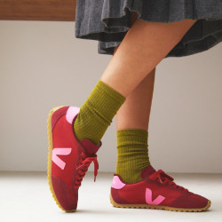 Zapatillas VEJA GT de mujer rojas con detalles rosas y suela caramelo - Querol online