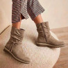Botines planos ETIKA Anger taupe con caña arrugada y suela dentada para mujer