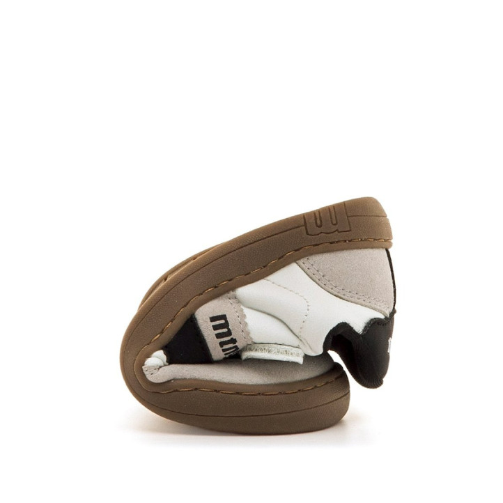 Zapatillas Mustang barefoot Free de niño blancas con detalles negros y suela marrón - Querol online