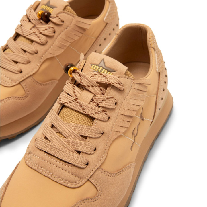 Zapatillas Mustang Kaia de mujer marrón taupe con flecos y detalles dorados - Querol online