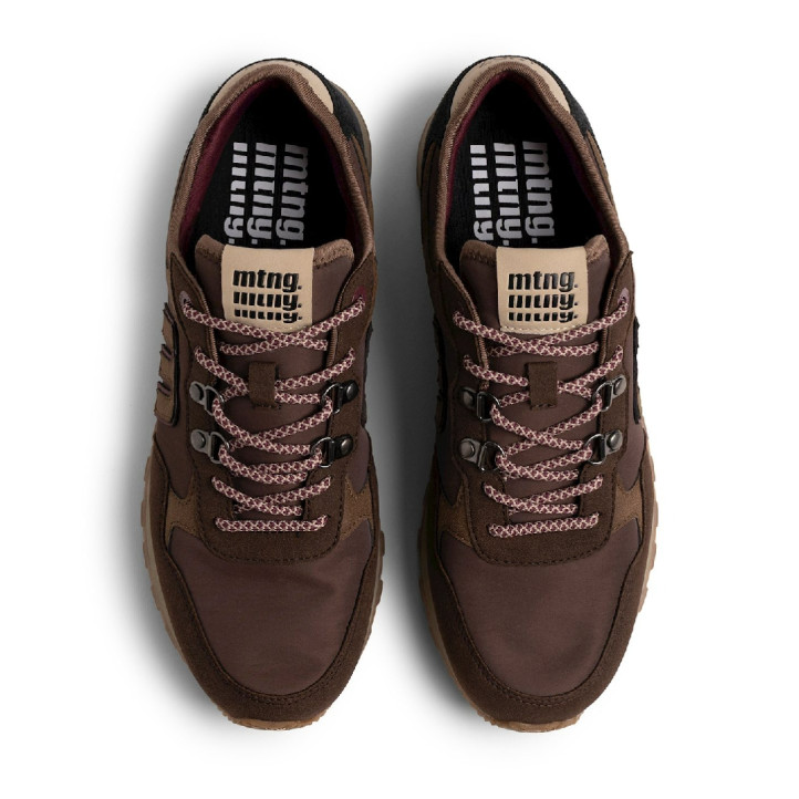 Zapatillas deportivas Mustang Joggo Track de hombre marrones con detalles granates y suela dentad - Querol online