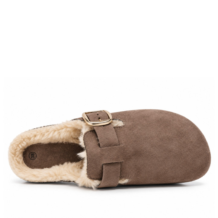 Zuecos Querol de mujer marrón topo con hebilla dorada, pelo interior y suela de efecto co - Querol online