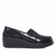 Mocasín Amarpies de mujer negros de charol con cuña y detalle animal print - Querol online