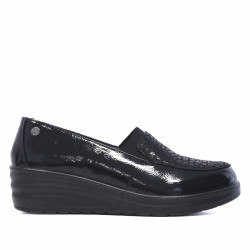 Mocasín Amarpies de mujer negros de charol con cuña y detalle animal print - Querol online