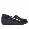 Mocasín Amarpies de mujer negros de charol con cuña y detalle animal print
