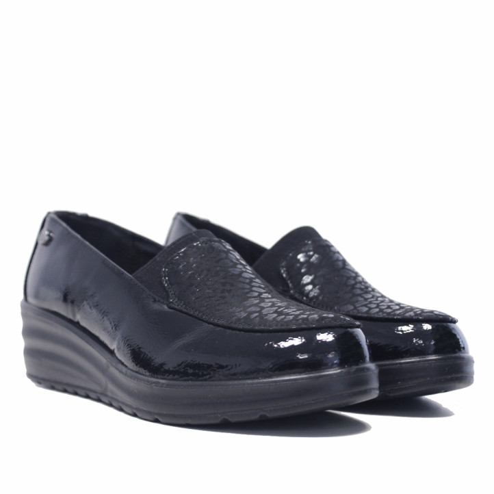Mocasín Amarpies de mujer negros de charol con cuña y detalle animal print - Querol online