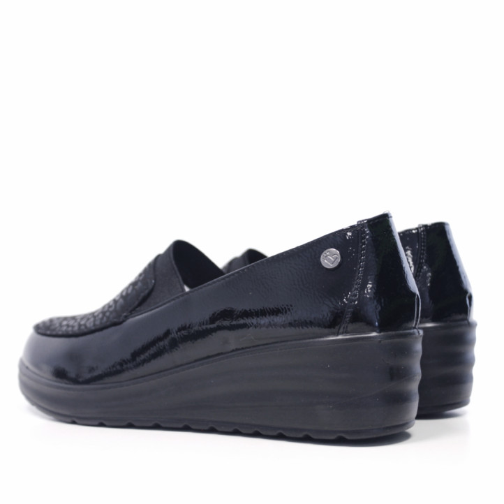 Mocasín Amarpies de mujer negros de charol con cuña y detalle animal print - Querol online