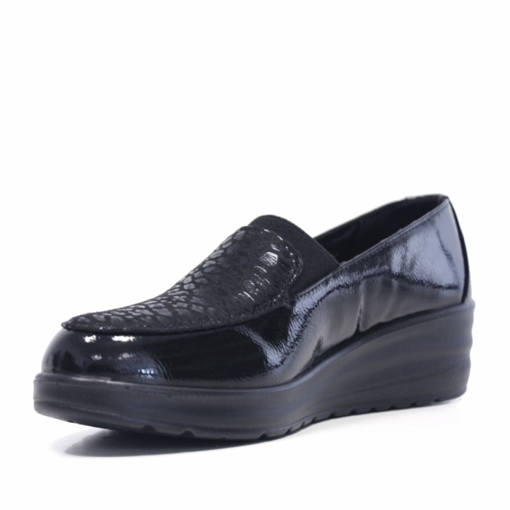 Mocasín Amarpies de mujer negros de charol con cuña y detalle animal print - Querol online