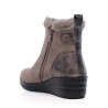 Botines Amarpies de mujer en color taupe con cuña, pelo y detalles metalizados