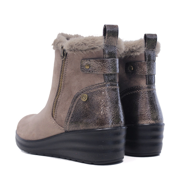 Botines Amarpies de mujer en color taupe con cuña, pelo y detalles metalizados - Querol online