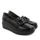 Mocasín Mysoft de mujer negros de charol con eslabón decorativo y cuña - Querol online