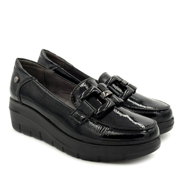 Mocassí Mysoft de dona negres de xarol amb baula decorativa i falca - Querol online