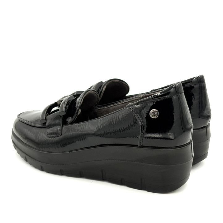 Mocasín Mysoft de mujer negros de charol con eslabón decorativo y cuña - Querol online