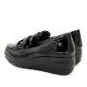 Mocassí Mysoft de dona negres de xarol amb baula decorativa i falca