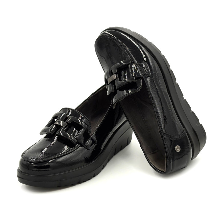Mocassí Mysoft de dona negres de xarol amb baula decorativa i falca - Querol online