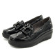 Mocasín Mysoft de mujer negros de charol con eslabón decorativo y cuña - Querol online