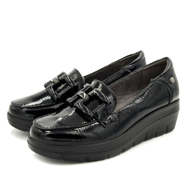 Mocasín Mysoft de mujer negros de charol con eslabón decorativo y cuña - Querol online