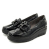 Mocasín Mysoft de mujer negros de charol con eslabón decorativo y cuña