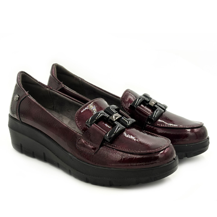 Mocasín Mysoft de mujer burdeos de charol con eslabón decorativo y cuña - Querol online