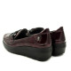 Mocassí Mysoft de dona bordeus de xarol amb baula decorativa i falca - Querol online