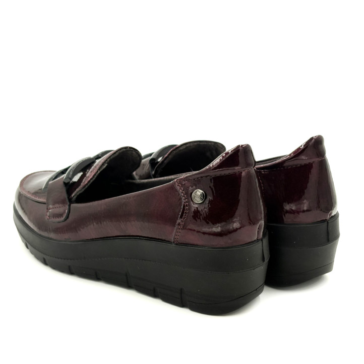 Mocassí Mysoft de dona bordeus de xarol amb baula decorativa i falca - Querol online