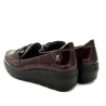 Mocassí Mysoft de dona bordeus de xarol amb baula decorativa i falca